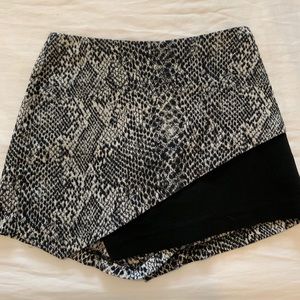 Black and white snake pattern Skort